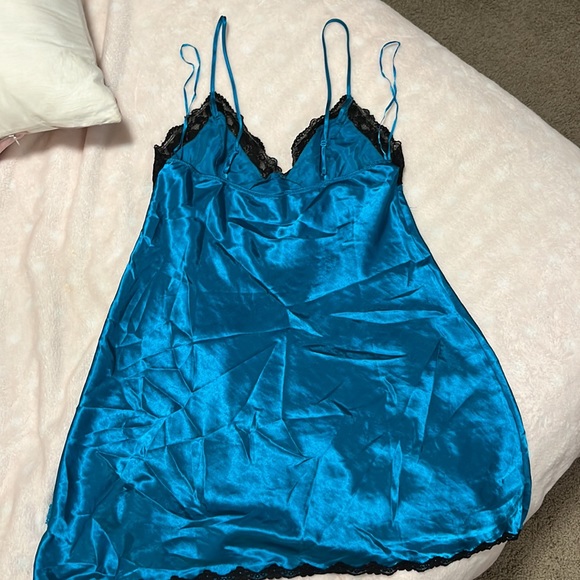 Turquoise blue chemise satin - Picture 2 of 3